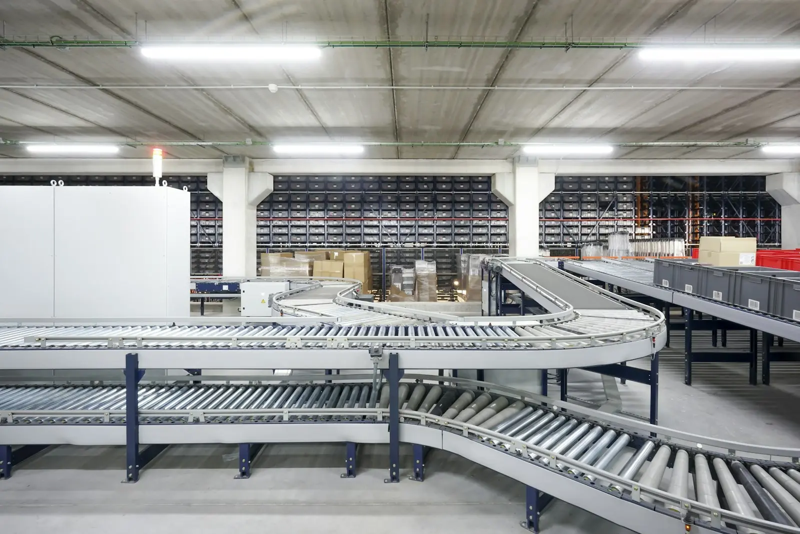 A conveyor belt running through a large warehouse